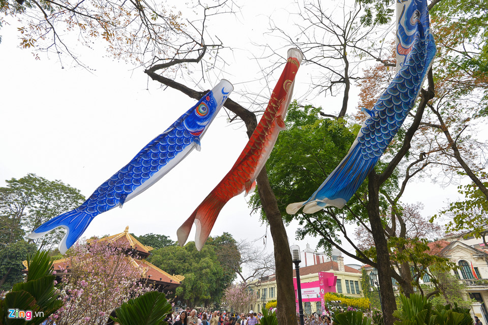 Lễ hội hoa anh đào bên hồ Gươm đông nghẹt du khách